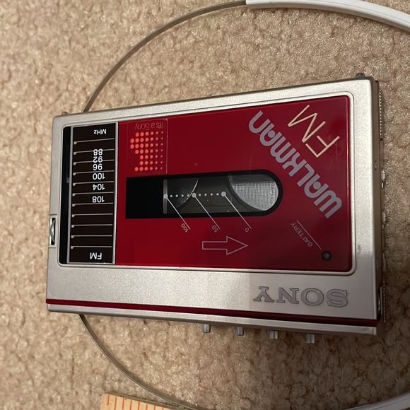 VERY rare Sony walkman F10, smallest cassette player made - Picture 2 of 8